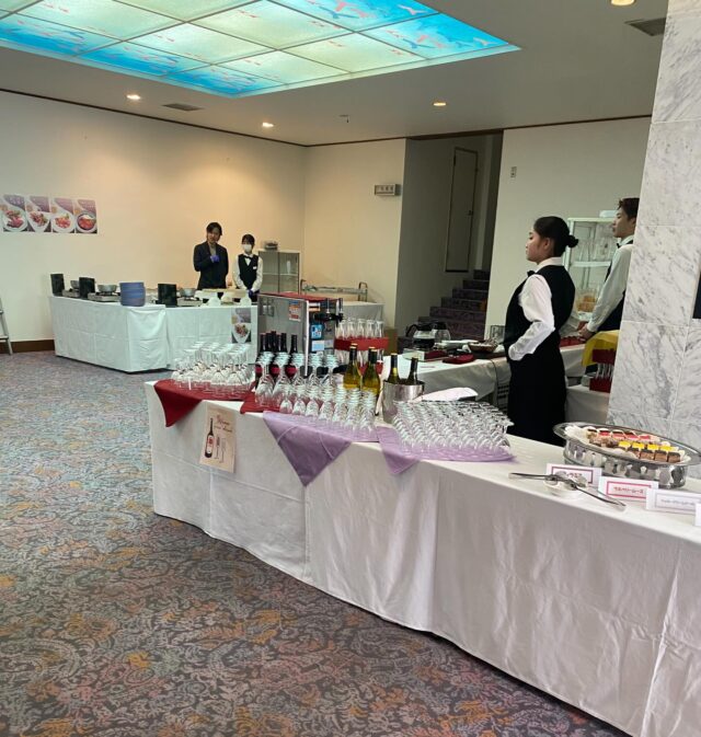 ⁡
⁡
⁡
牛！豚！鶏！鹿！猪！
贅沢欲張り肉フェス開催中！！🍖🔥🔥
⁡
⁡
定番メニューからジビエまで
全肉食べ尽くせるのは鹿島殿だけ！！✨
⁡
⁡
2月21日(土)・22日(日)
10：00～19：00
来場無料✨️✨️
⁡
⁡
メニューはなんと17種類！！🍽️
⁡
商品の購入には1コイン～3コイン
（1コイン600円）必要です。
⁡
⁡
ソフトドリンク＆ケーキ飲み食べ放題🍹🍰✨
⁡
⁡
⁡
みなさまのご来場心よりお待ちしております💖
⁡
⁡
#肉フェス #高砂 #グルメフェス #イベント #鹿島殿